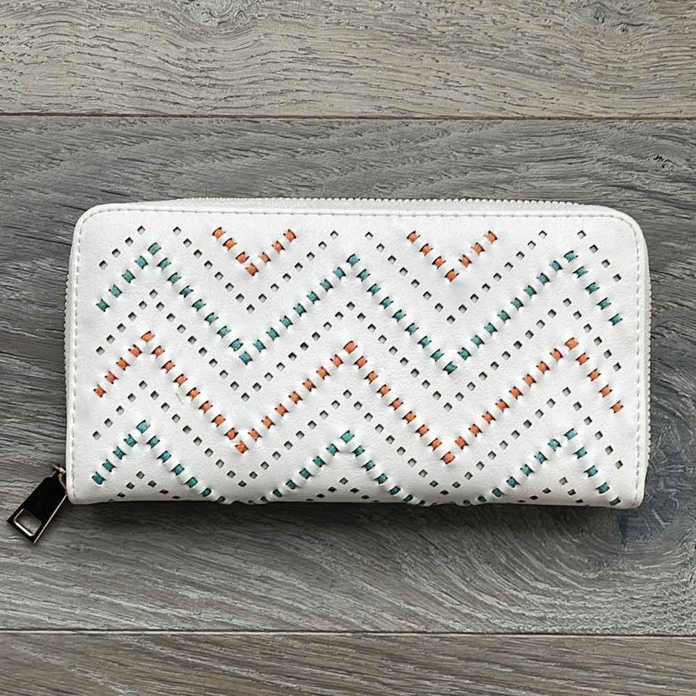 Urban Expressions White Zip Clutch/Wallet-8”x4 1/2”